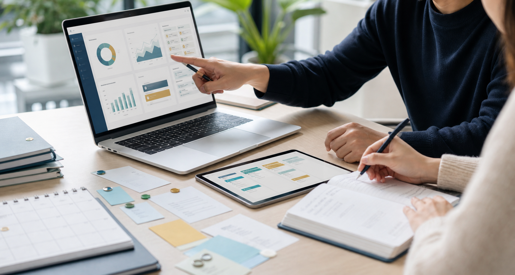 Documentos, ordenador y revision de trabajo administrativo